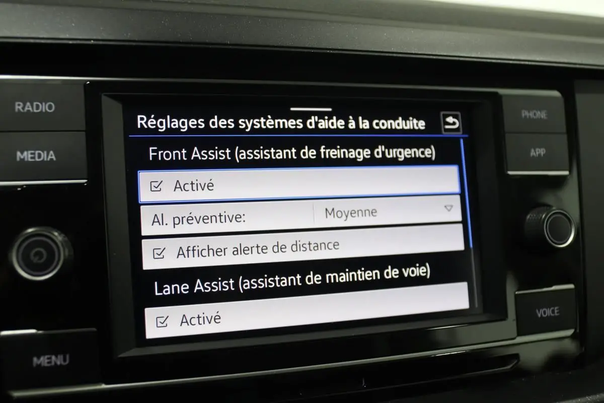 Écran central de la Volkswagen Polo 2022 montrant les réglages activés d'aide à la conduite Front Assist et Lane Assist.