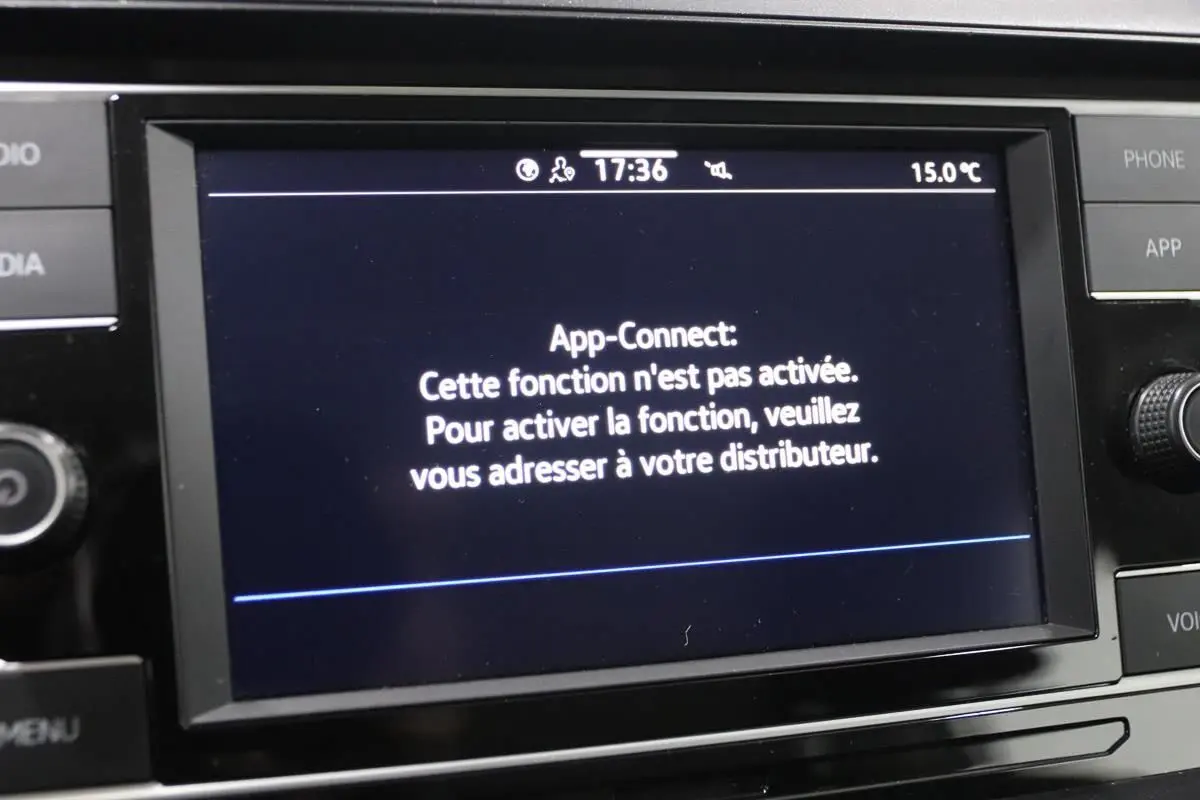 Écran central du système multimédia d'une Volkswagen Polo 2022 affichant un message d'App-Connect non activé.