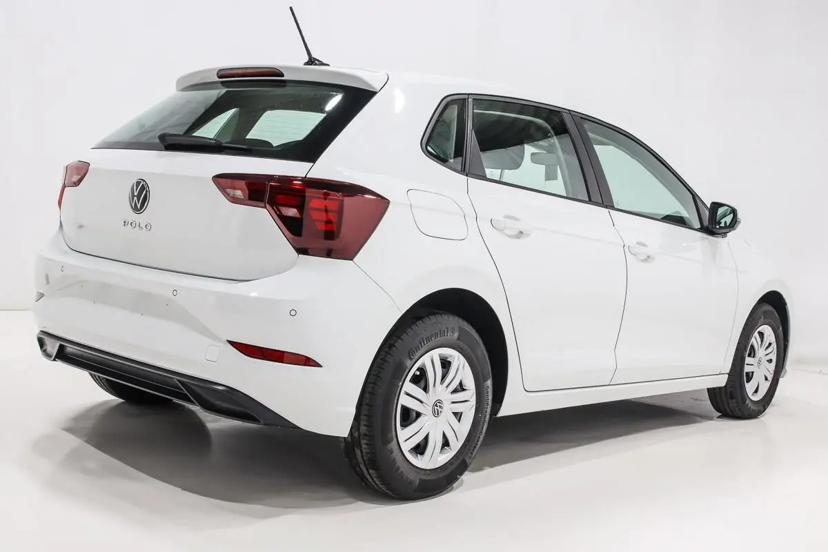Vue 3/4 arrière droite d'une Volkswagen Polo blanche 5 portes avec feux arrière LED et radar avant et arrière.