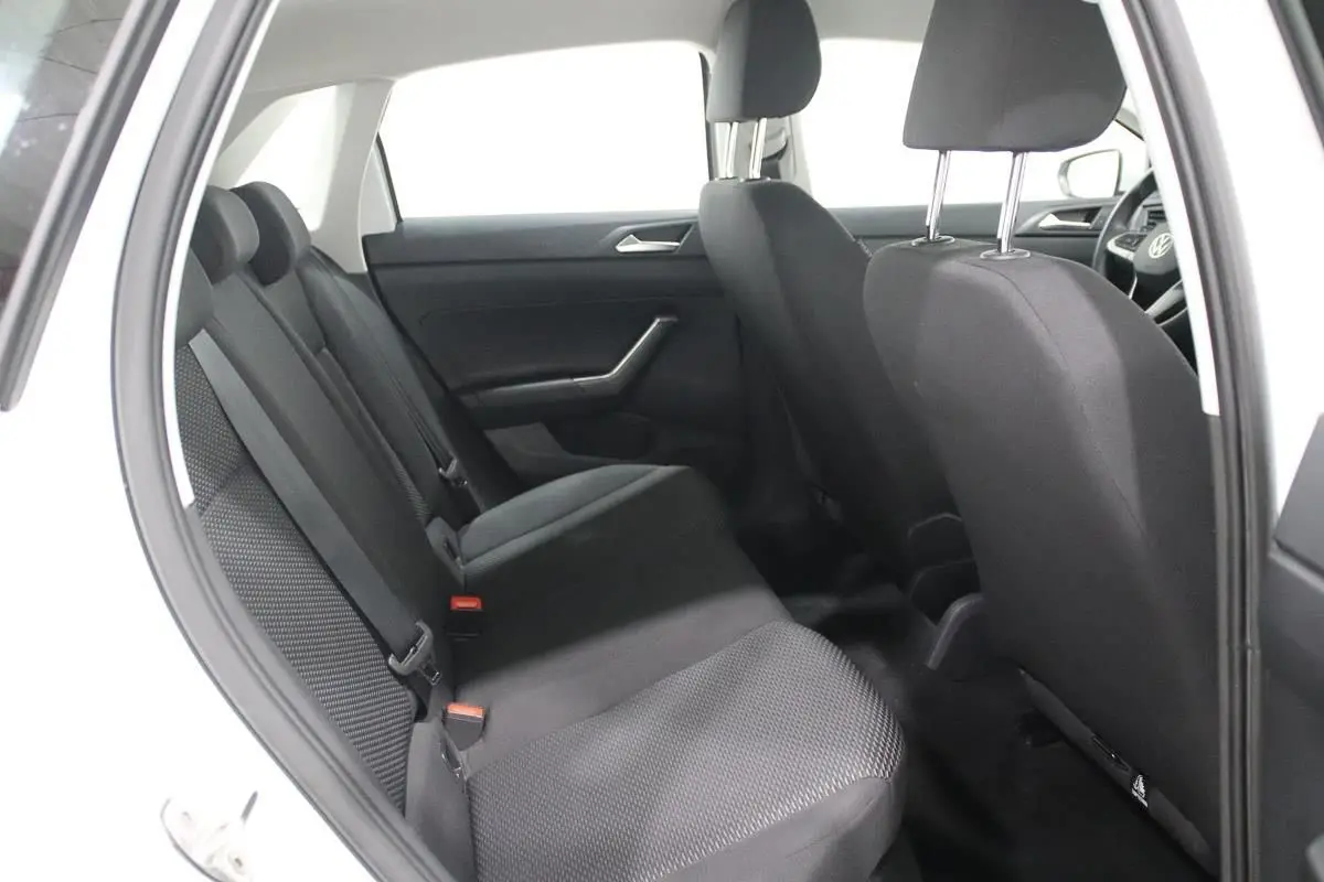Vue intérieure côté gauche montrant les sièges arrière en tissu noir d'une Volkswagen Polo blanche 5 portes de 2022.