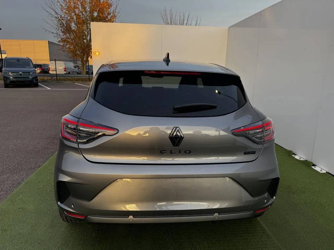 Vue arrière d'une Renault Clio gris schiste métal avec feux LED et logo central bien visibles.