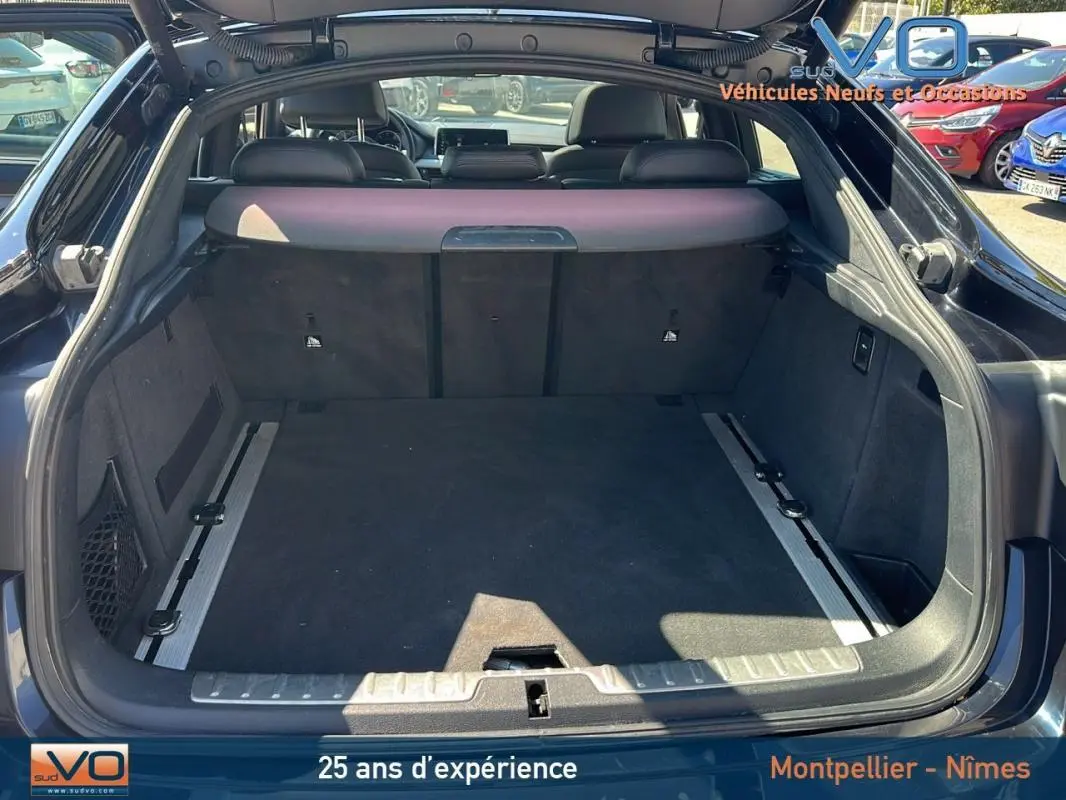 Coffre ouvert d'un BMW X6 noir F16 xDrive40d 2017, vue arrière montrant l'espace de chargement vide et les sièges rabattables.