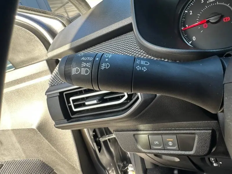 Détail du commodo d'éclairage et de l'aération côté gauche du tableau de bord du Dacia Jogger gris Schiste 2025.