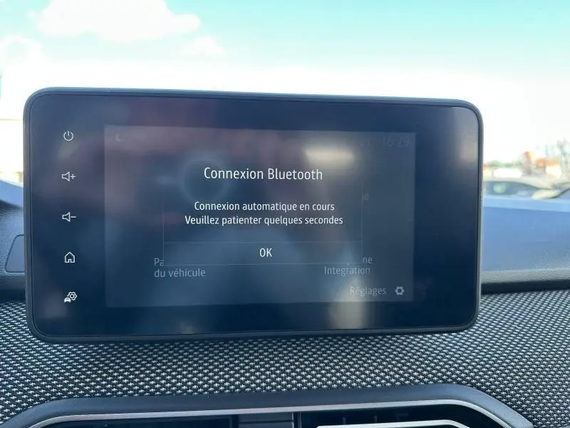 Écran tactile central du tableau de bord du Dacia Jogger 2025 affichant une connexion Bluetooth en cours.