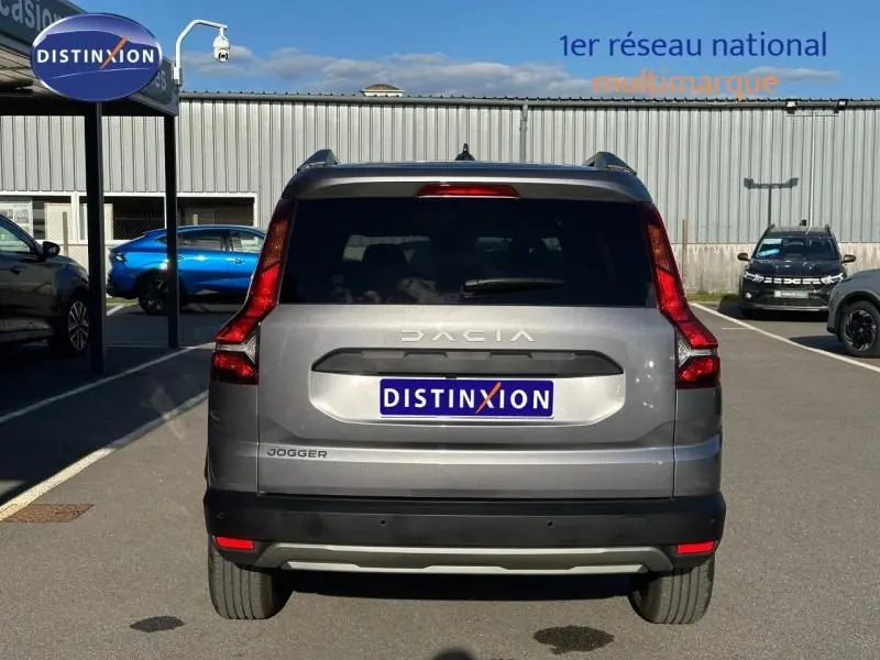 Vue arrière d'un Dacia Jogger gris schiste métallisé 2025, avec feux verticaux caractéristiques et logo distinctif sur le hayon.