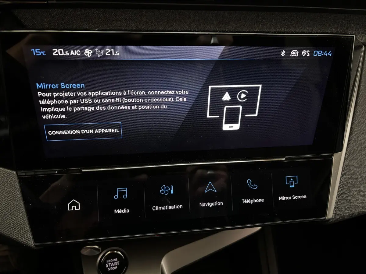 Écran tactile central de la Peugeot 308 Hybrid 145 Allure 2025 affichant la fonction Mirror Screen et les commandes multimédia.