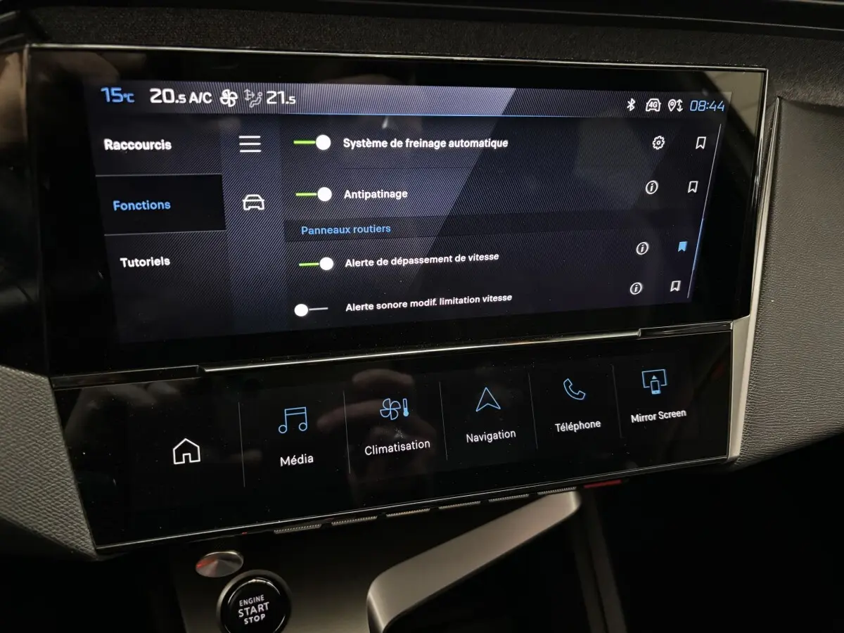 Écran tactile central de la Peugeot 308 Hybrid 145 e-DCS6 Allure blanc, affichant les options d'assistance à la conduite.