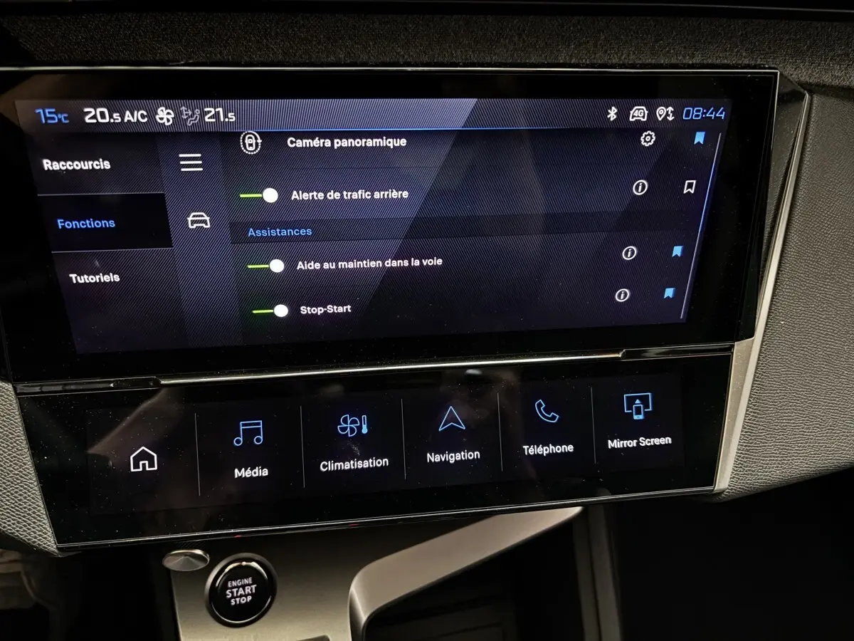 Écran tactile central du tableau de bord du Peugeot 308 Hybrid 2025 montrant les options d'assistance à la conduite.