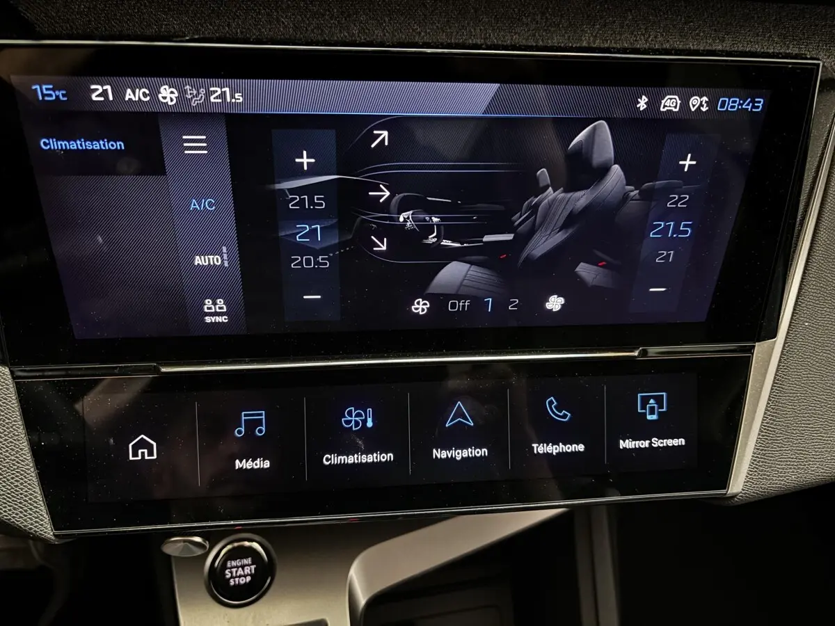 Écran tactile central de la Peugeot 308 Hybrid 2025 affichant les réglages de climatisation et commandes multimédia.