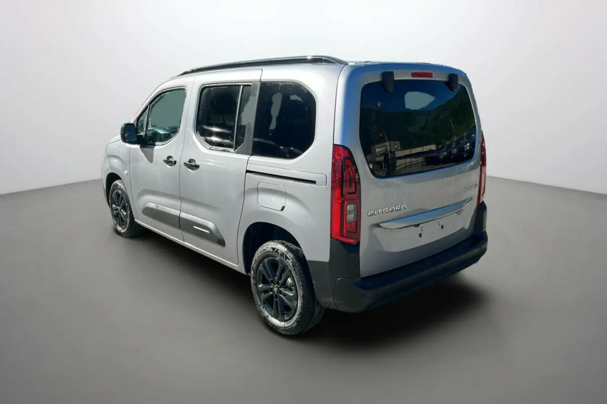 Vue 3/4 arrière droite du Citroën Berlingo gris artense avec vitres arrière surteintées et jantes alu noires.
