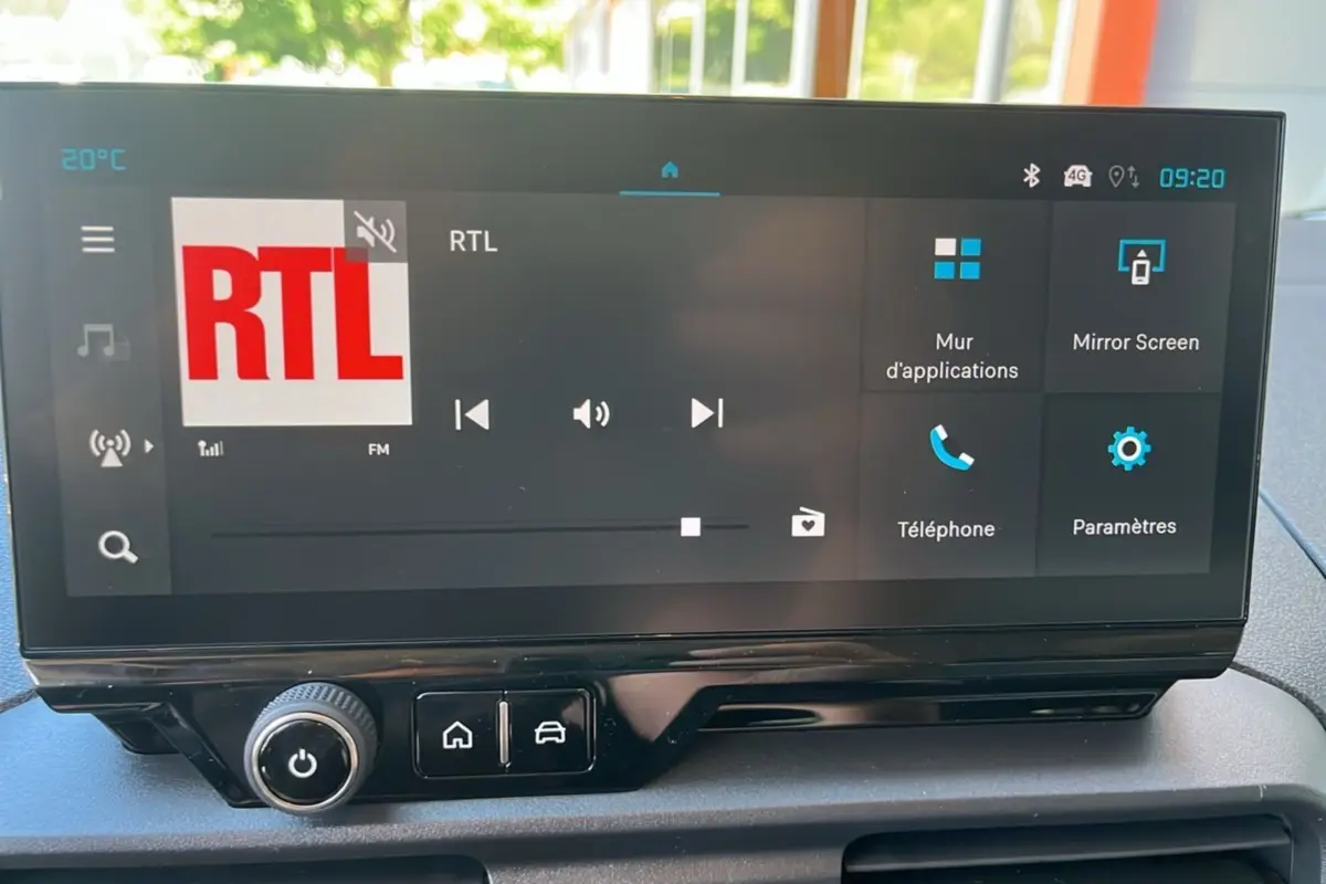 Écran tactile central du tableau de bord du Citroën Berlingo 2025 affichant l'interface radio RTL et les options Mirror Screen.