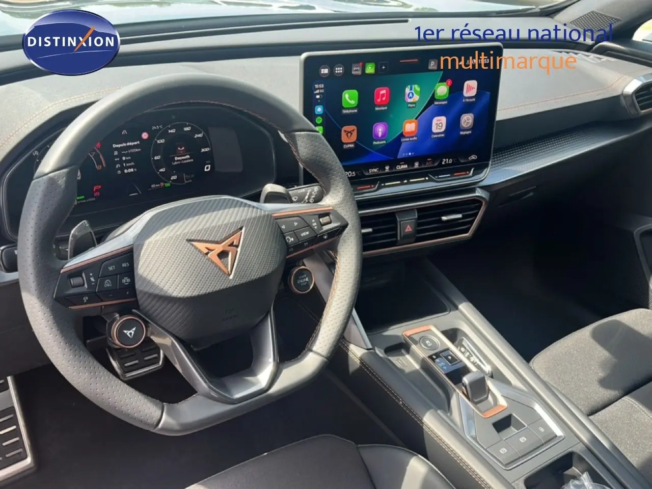 Intérieur de la CUPRA Formentor 2026 vu côté conducteur, volant sport, écran tactile et finitions noires.