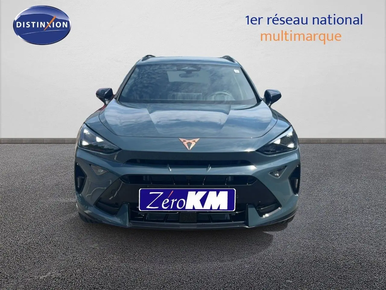 Vue avant d'un CUPRA Formentor 1.5 eTSI bleu fjord métal avec logo cuivré et calandre noire sportive.