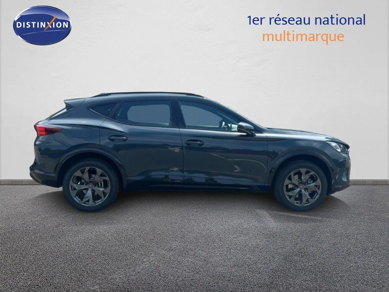 Profil côté gauche du CUPRA Formentor 1.5 eTSI 150CH DSG7 en bleu Fjord Metal, avec jantes alliage et lignes dynamiques.