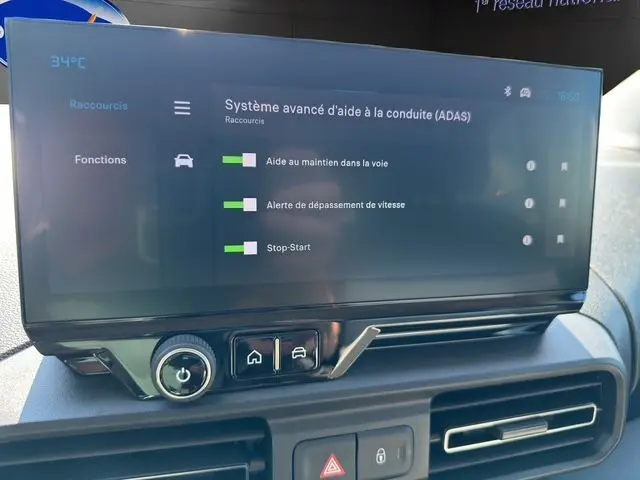 Écran tactile intérieur du Citroën Berlingo 2025 affichant les aides à la conduite avec commandes sous l'écran.