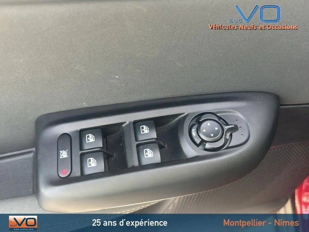 Gros plan sur les commandes de lève-vitres et réglage des rétroviseurs côté conducteur de l'Alfa Romeo Tonale rouge 2024.