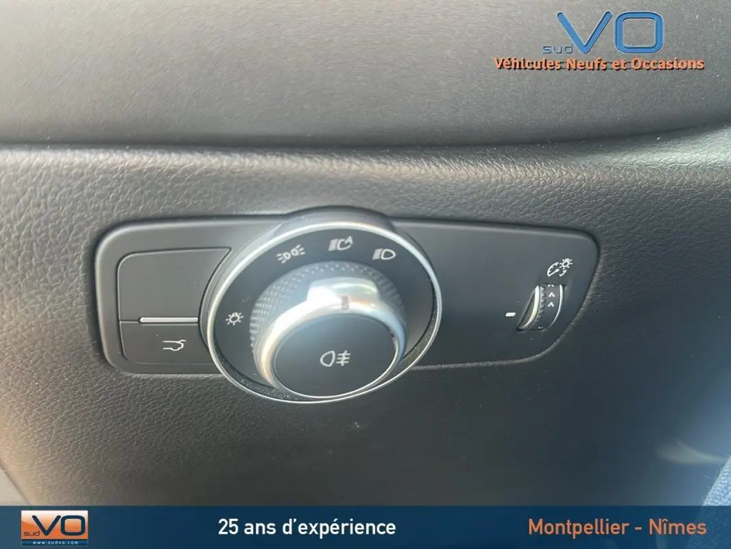 Gros plan sur la molette de réglage des feux et éclairage intérieur d'une Alfa Romeo Tonale rouge 2024 Sprint.