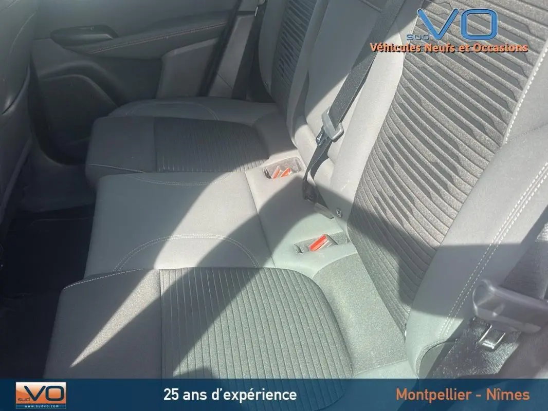 Vue intérieure des sièges arrière gris foncé de l'Alfa Romeo Tonale 1.5 Hybrid Sprint 2024 avec ceinture de sécurité visible