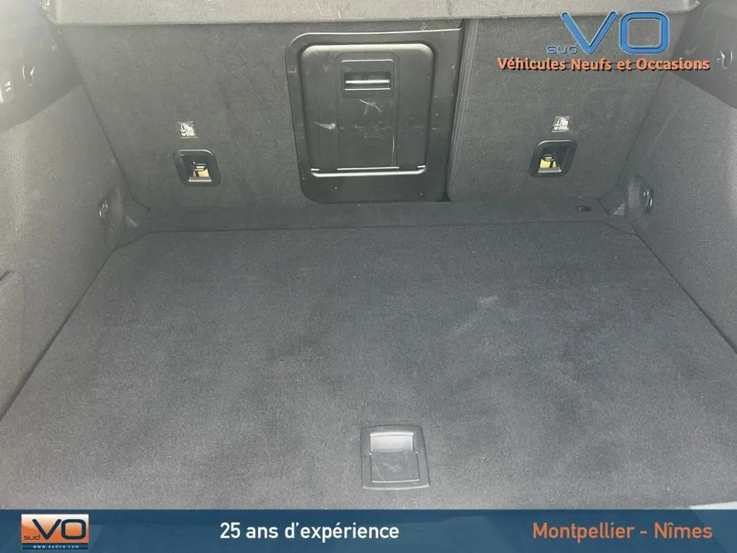 Coffre spacieux et propre de l'Alfa Romeo Tonale 1.5 Hybrid 130 ch Sprint, vue intérieure sans chargement visible.