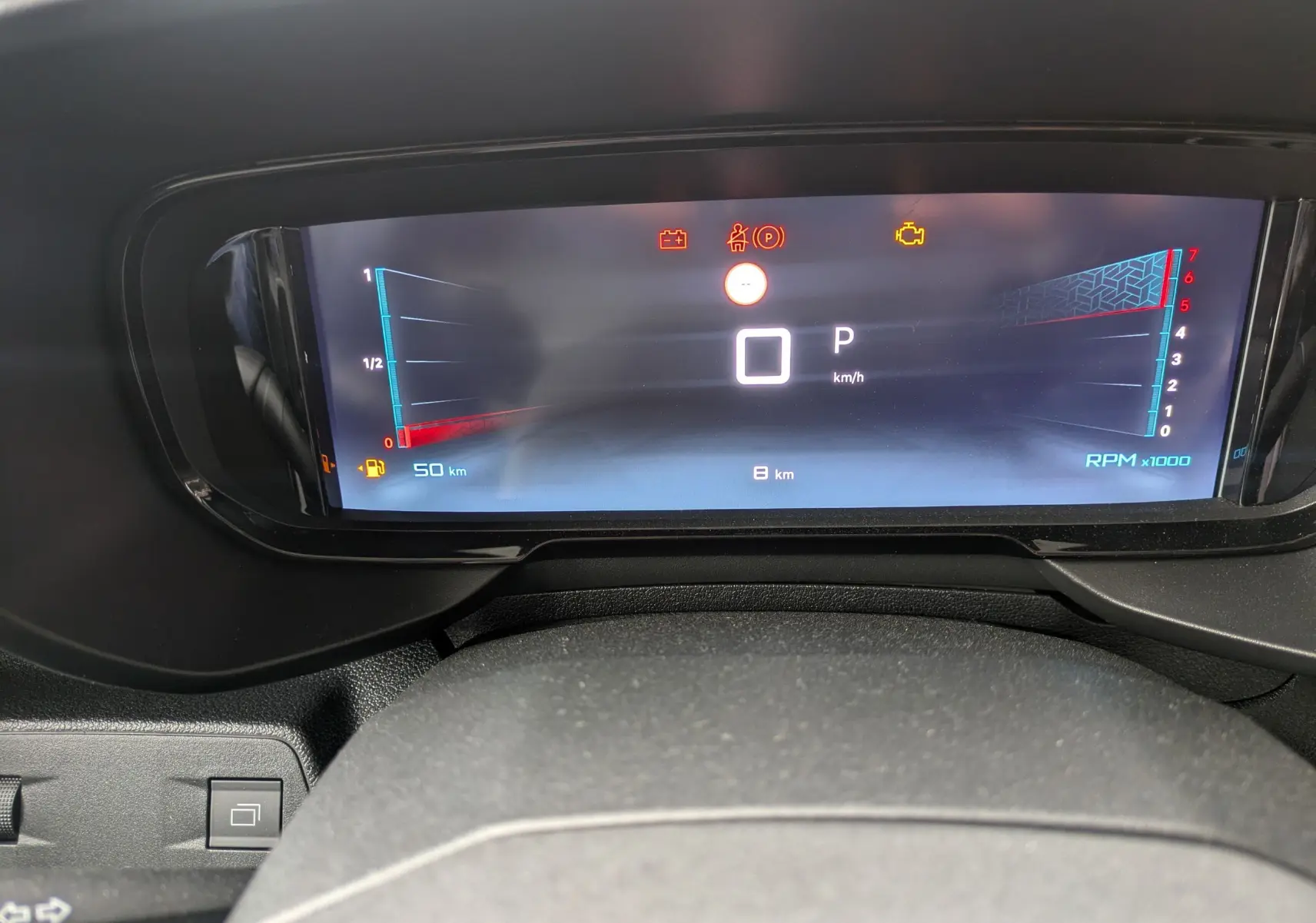 Tableau de bord numérique du Citroën Berlingo blanc 2025, affichant la vitesse à 0 km/h et plusieurs voyants d'alerte allumés.
