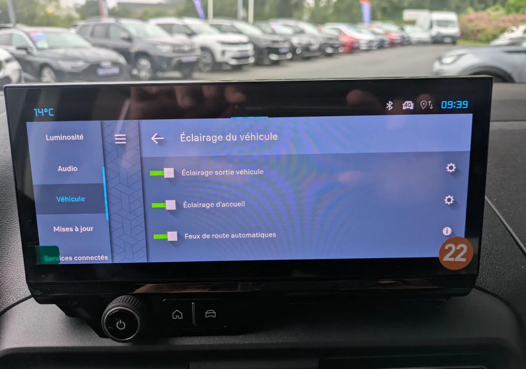 Écran tactile intérieur du Citroën Berlingo blanc 2025 affichant les réglages d'éclairage du véhicule.