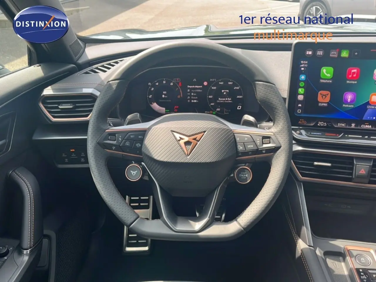 Vue intérieure centrée sur le volant perforé et le tableau de bord numérique du CUPRA Formentor 1.5 eTSI bleu Fjord.