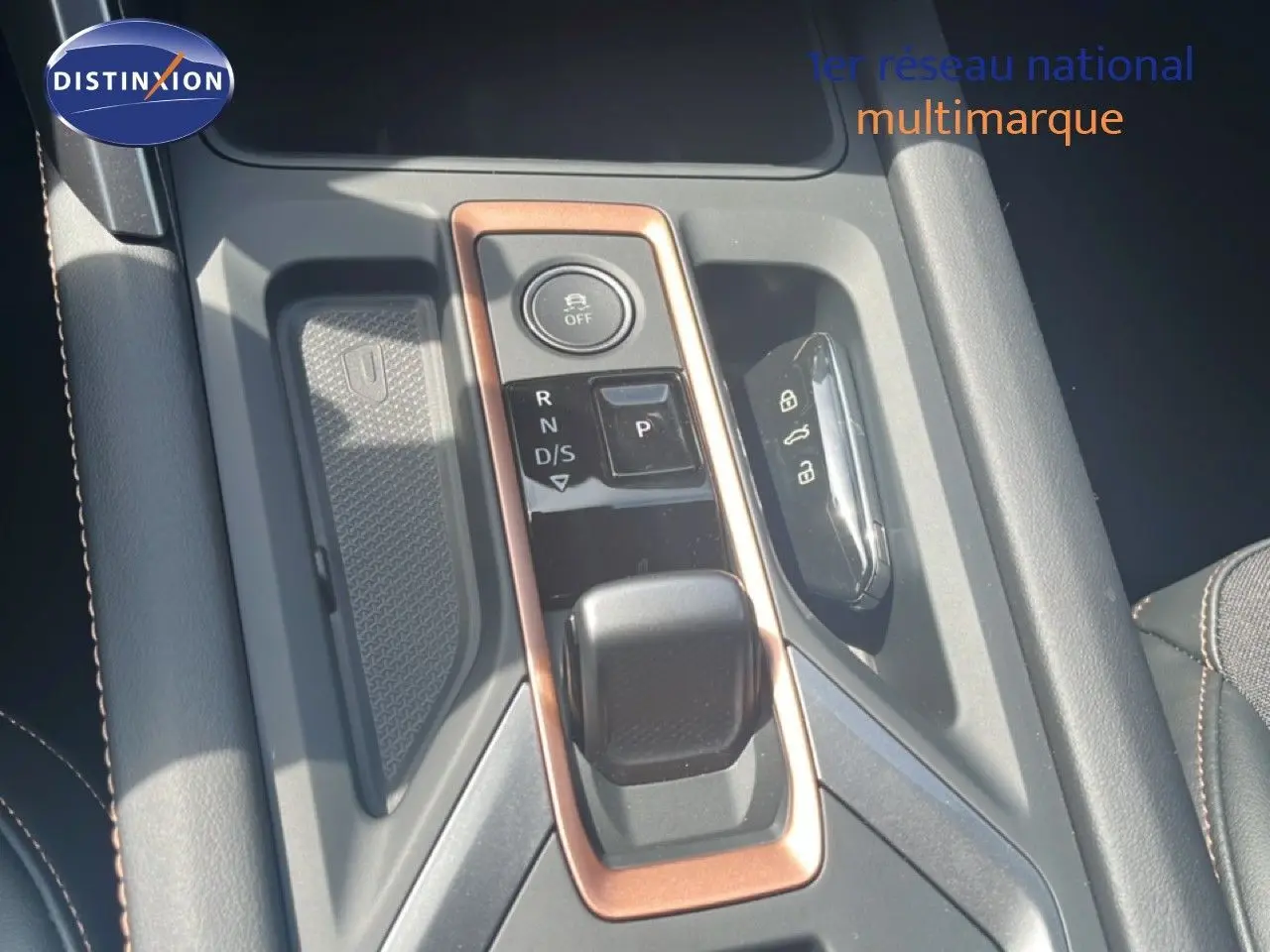 Vue rapprochée de la console centrale de la CUPRA Formentor 1.5 eTSI avec levier de vitesse et clé, finition noire.