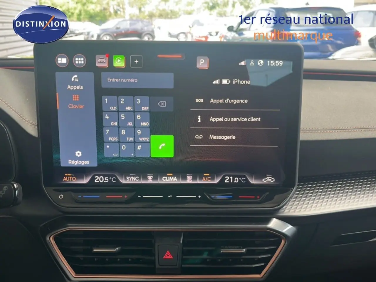 Vue intérieure du tableau de bord de la CUPRA Formentor 1.5 eTSI 2026 avec écran tactile affichant le clavier d'appel.