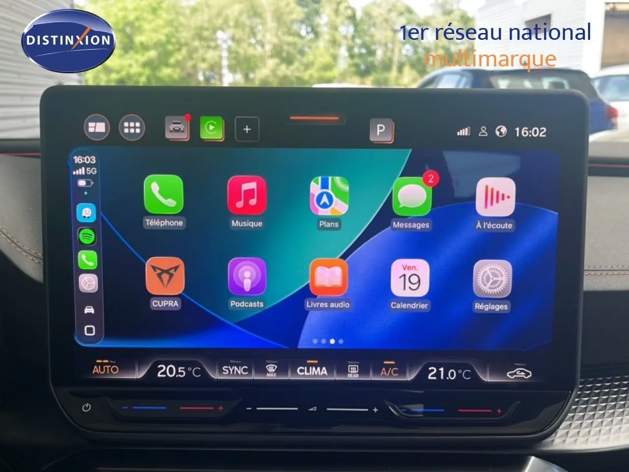 Écran tactile central de la CUPRA Formentor 1.5 eTSI 150CH DSG7 affichant l'interface multimédia colorée.
