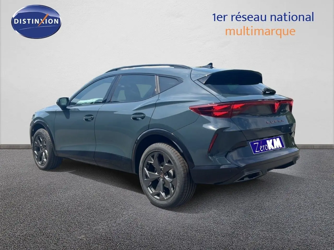 Vue 3/4 arrière droite d’un CUPRA Formentor bleu Fjord métal avec jantes noires et feux arrière LED distinctifs.