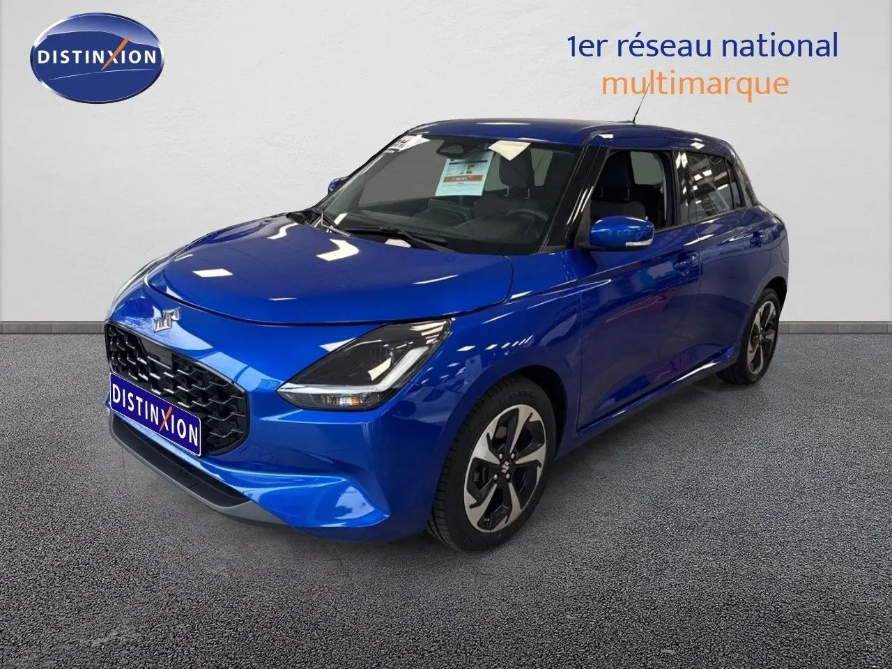 Suzuki Swift 1.2 Pack Hybrid bleu vue 3/4 avant droit, avec calandre noire et jantes bicolores.