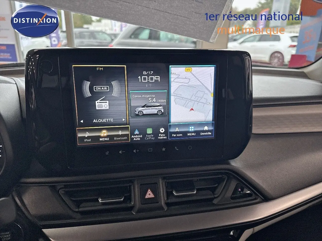 Écran tactile central de la Suzuki Swift 1.2 Pack Hybrid 2024 affichant radio, consommation et navigation, intérieur noir.