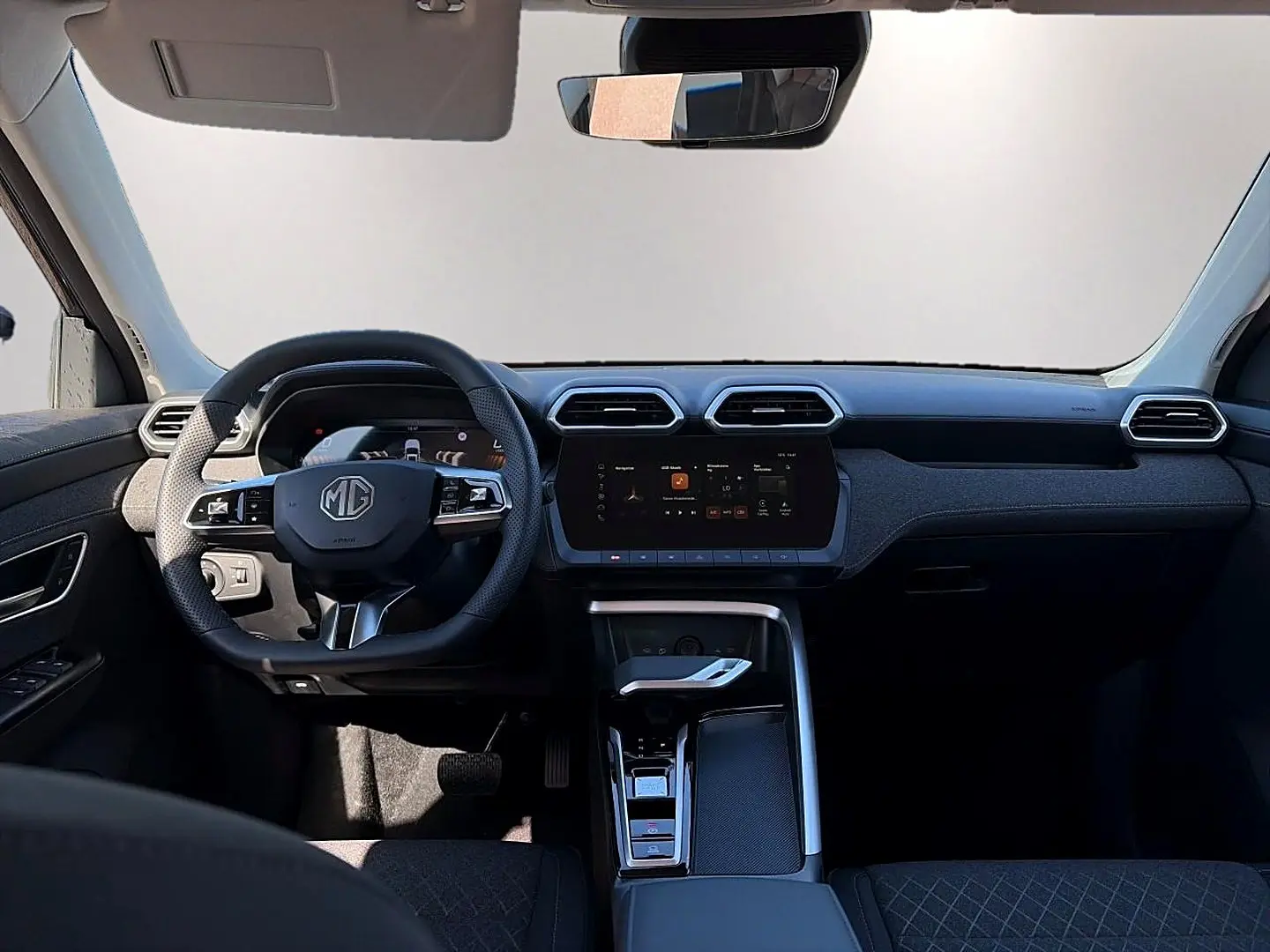 Vue avant intérieure du tableau de bord noir du MG MOTOR ZS 1.5 hybrid 197 avec volant multifonction et écran tactile central.