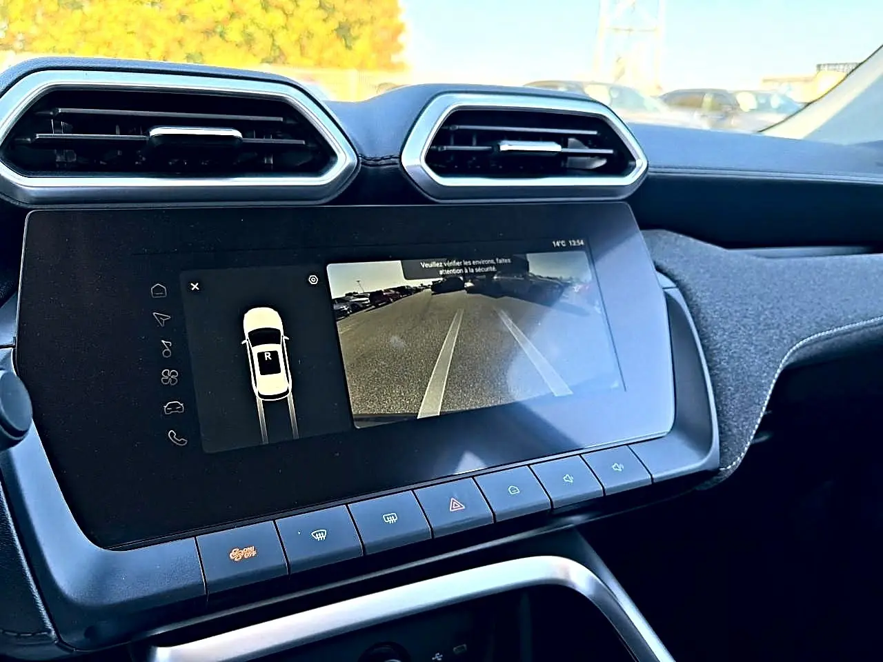 Vue rapprochée de l’écran tactile central affichant la caméra de recul dans l’habitacle noir du MG Motor ZS hybride.