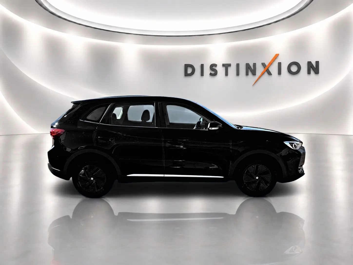 Profil droit du MG ZS 1.5 hybrid noir 2026 avec jantes noires, posé dans un studio lumineux au mur blanc.