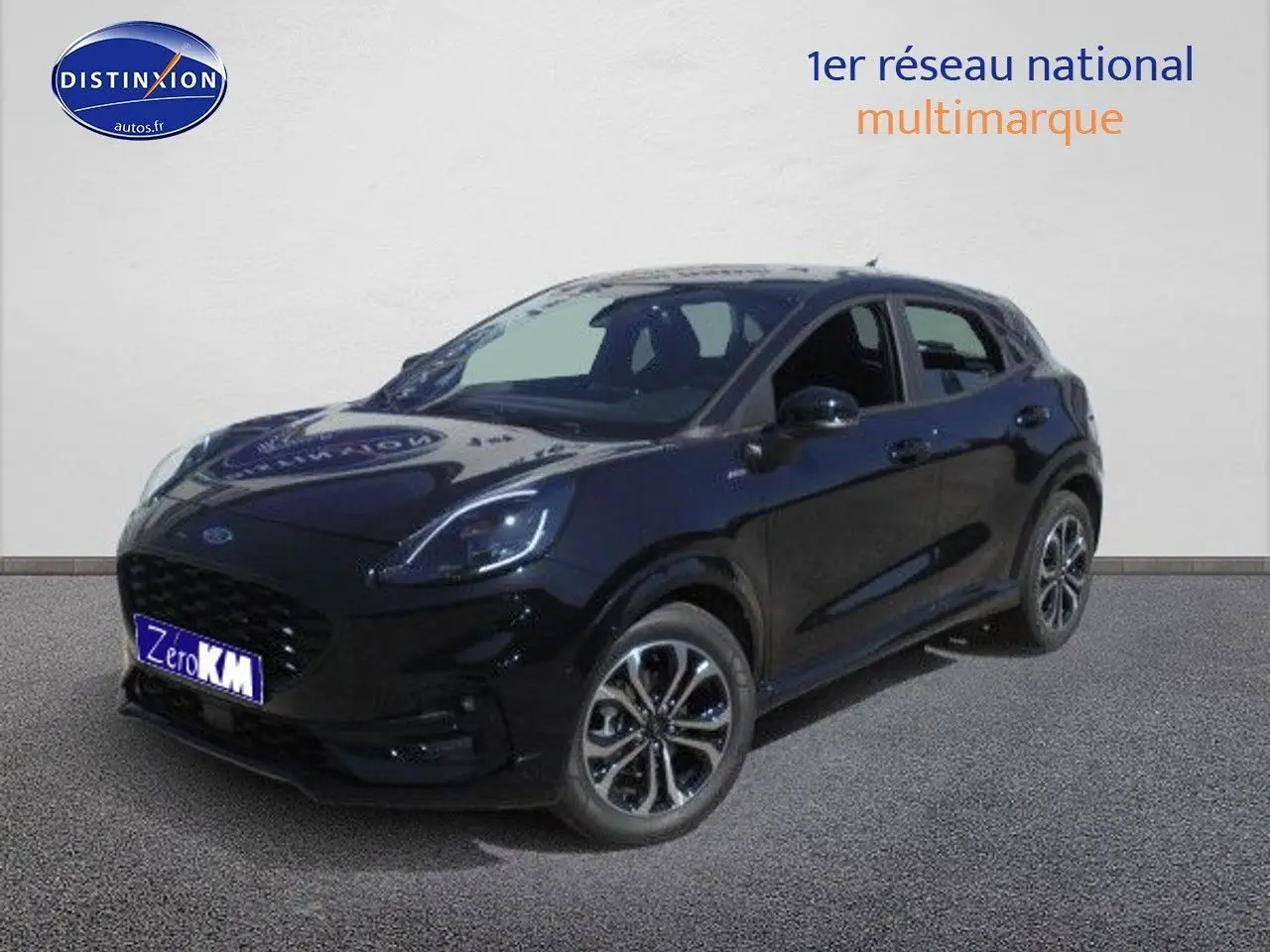 Ford Puma noir vue en 3/4 avant droit, mettant en valeur ses jantes bicolores et ses phares LED modernes.