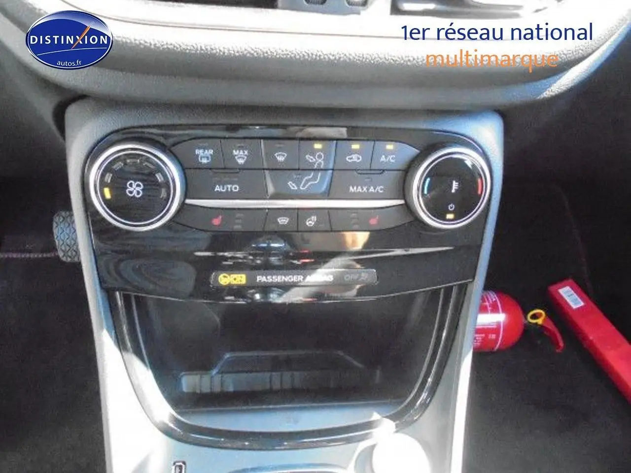 Vue rapprochée de la console centrale noire du Ford Puma 2022 avec commandes climatisation et rangement ouvert.