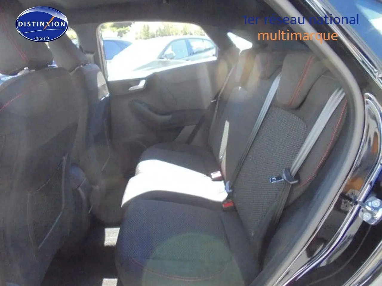 Vue intérieure côté droit sur les sièges arrière noirs avec surpiqûres rouges d'un Ford Puma 2022 noir.