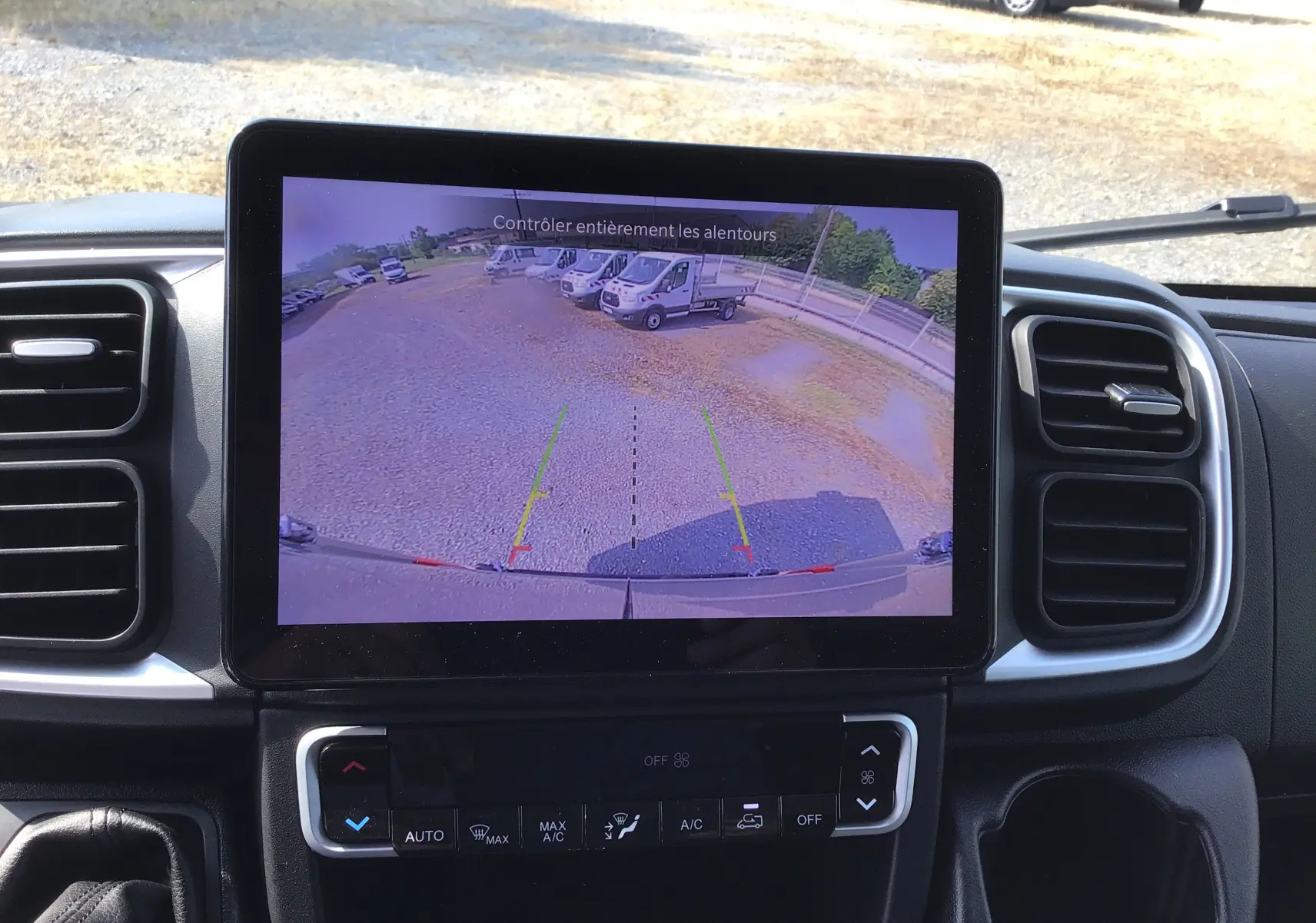 Écran tactile intérieur du Peugeot Boxer Fourgon gris Artense montrant la caméra de recul avec guidage de trajectoire.