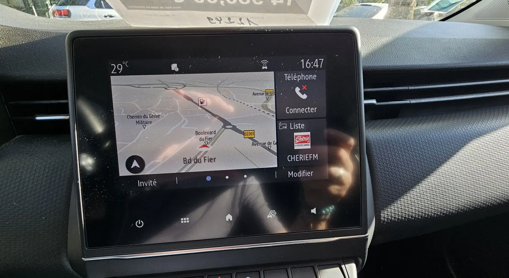 Écran tactile central du tableau de bord de la Renault Clio hybride 2021 affichant la navigation et les options téléphoniques.