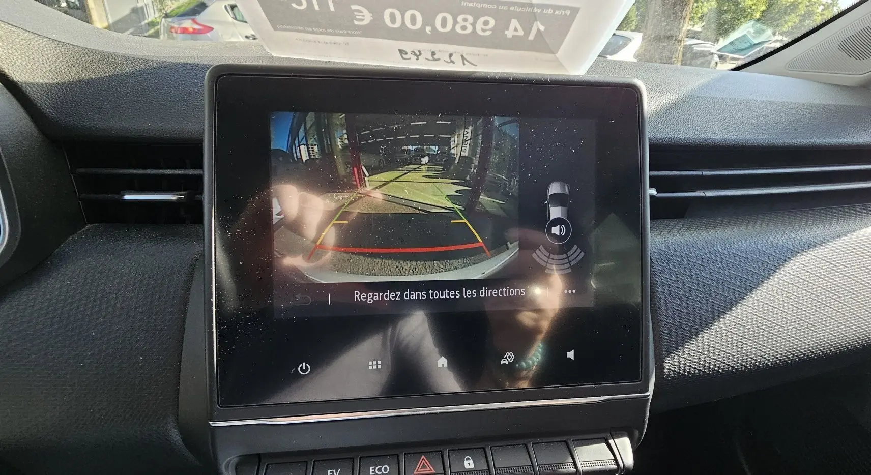 Écran central affichant la caméra de recul avec lignes de guidage dans l’habitacle d’une Renault Clio hybride 2021.