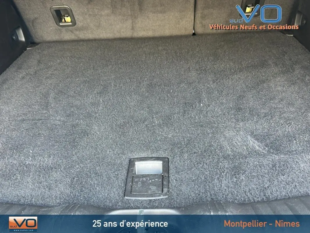 Vue du coffre spacieux et propre du Jeep Compass noir 2024, soulignant son revêtement intérieur en tissu gris.