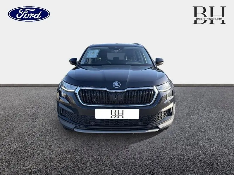 Vue frontale d'un Skoda Kodiaq noir Magic Nacré 2023 avec calandre chromée et phares LED distinctifs.