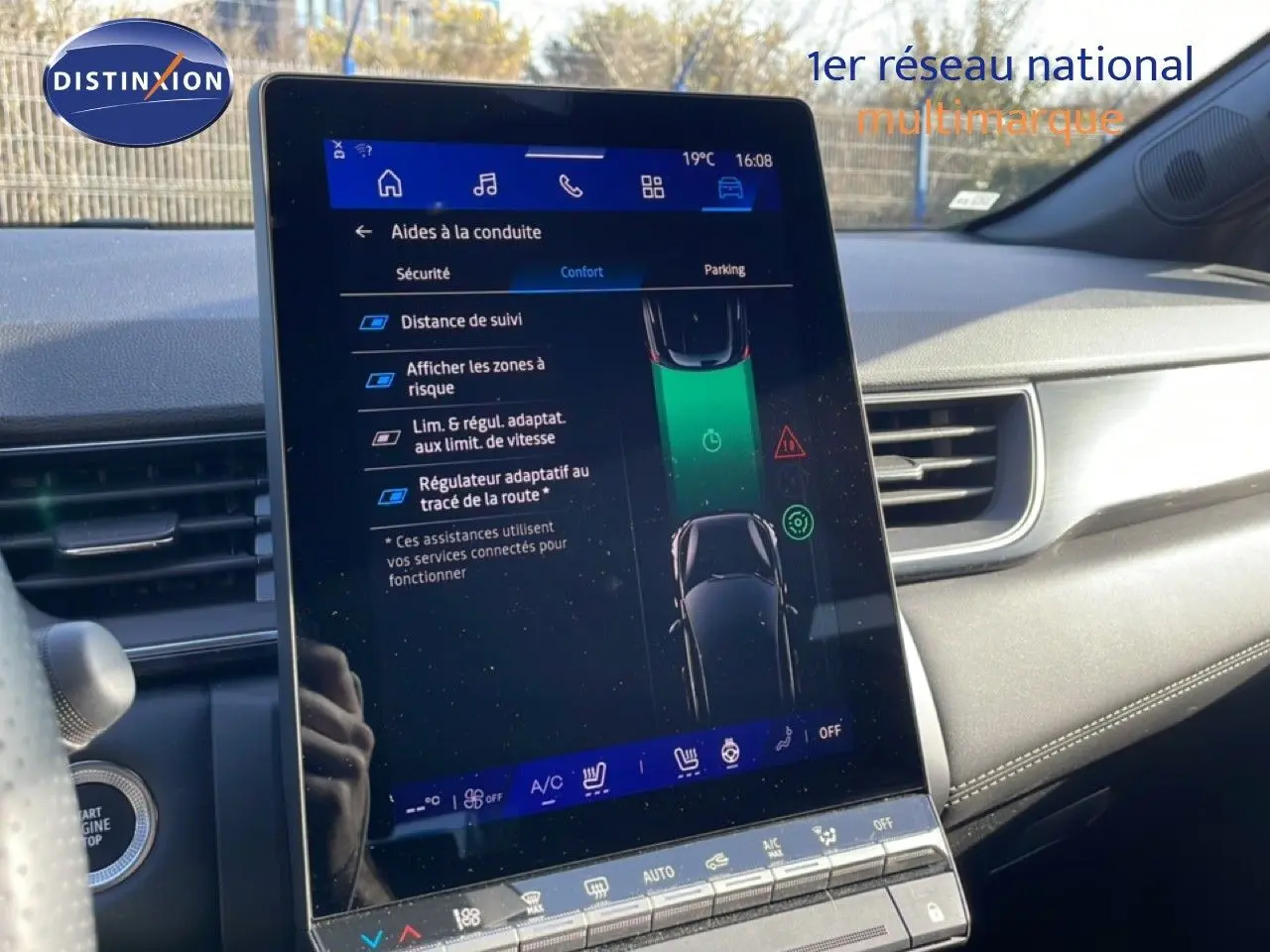 Écran tactile central du tableau de bord de la Renault Symbioz gris cassiopée, affichant les aides à la conduite.