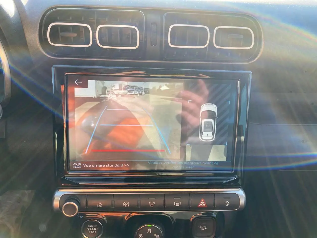 Vue rapprochée de l’écran tactile central du Citroën C3 Aircross gris foncé 2024 affichant la caméra de recul.