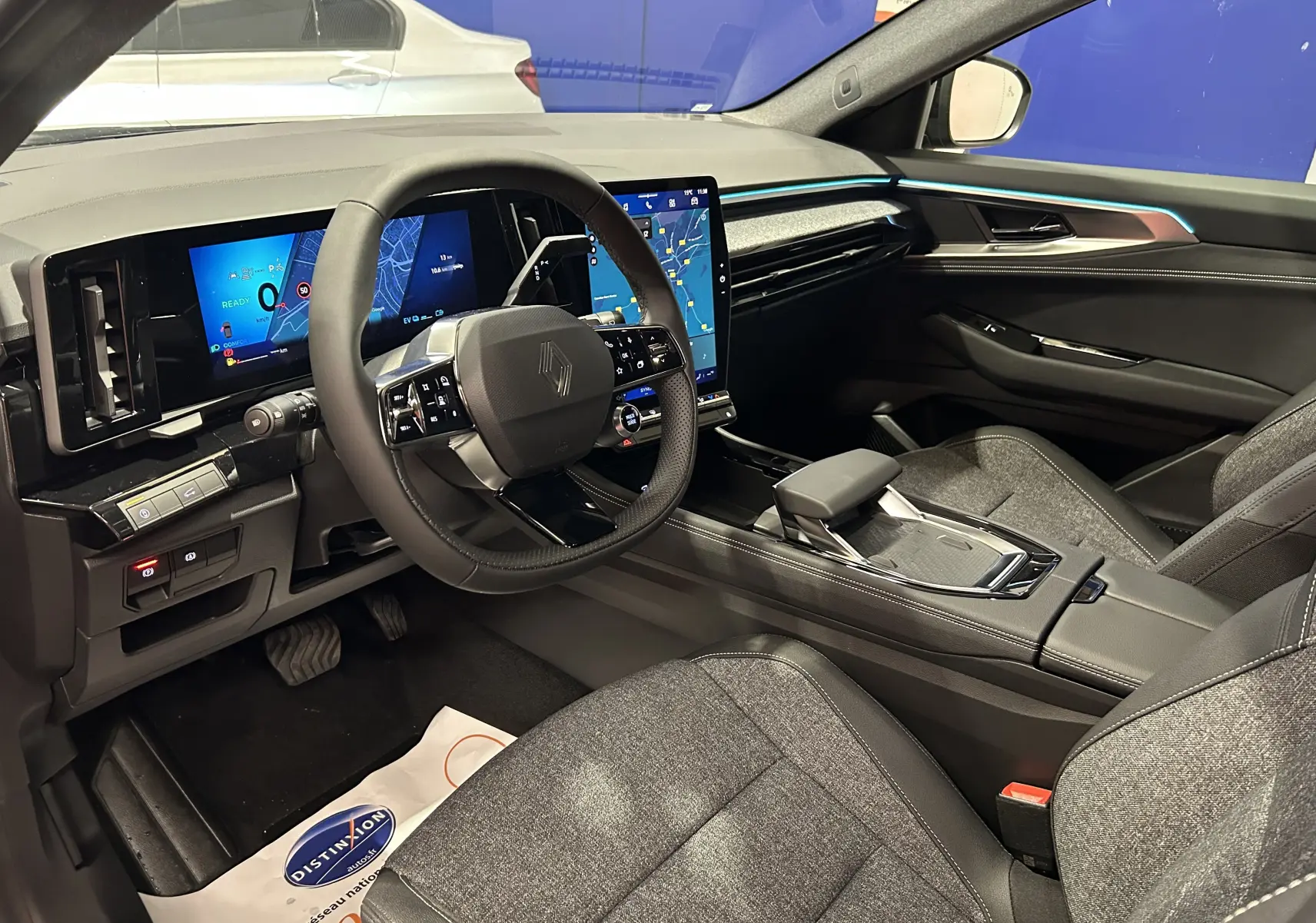 Intérieur du Renault Austral Ph.2 E-TECH noir étoilé, vue côté conducteur, tableau de bord digital et volant multifonction.