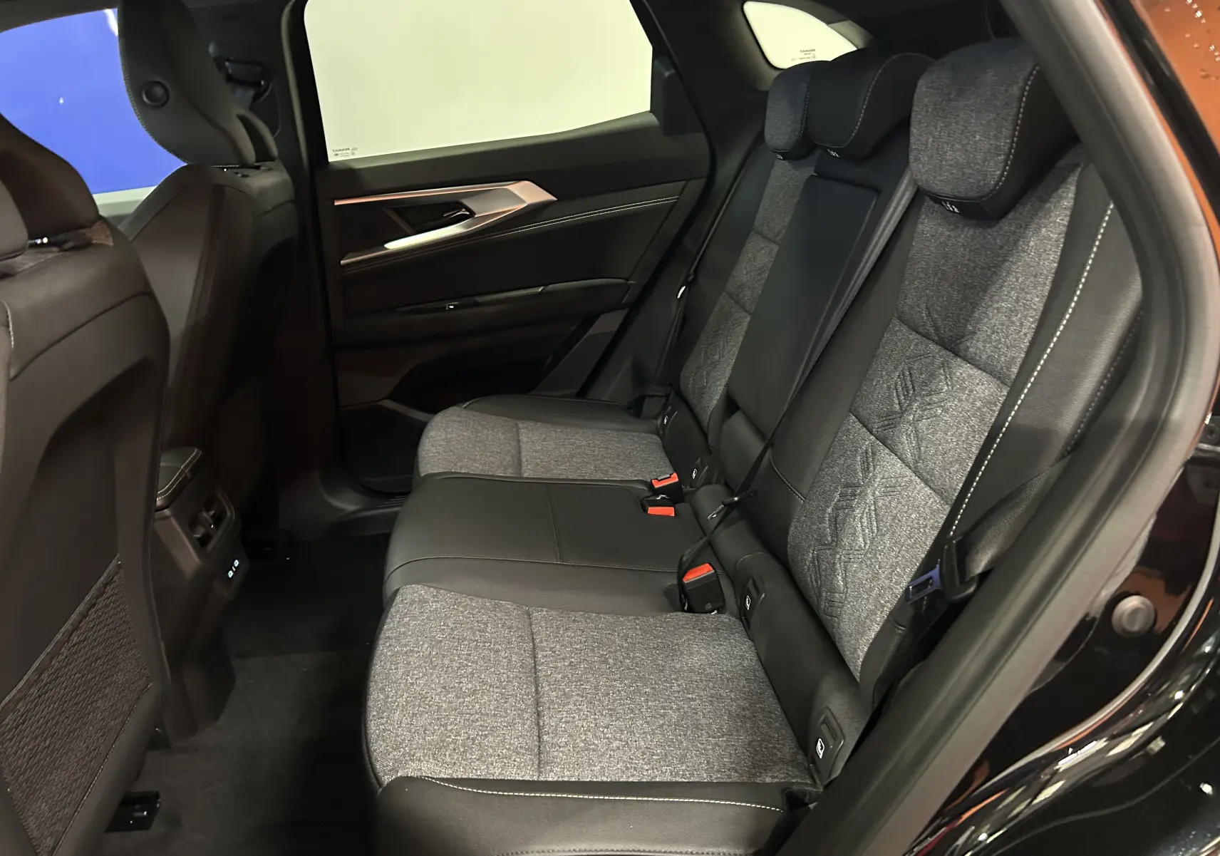 Vue intérieure côté droit des sièges arrière bi-matière gris et noir du Renault Austral Ph.2 E-TECH full hybrid 200 TECHNO noir étoilé.