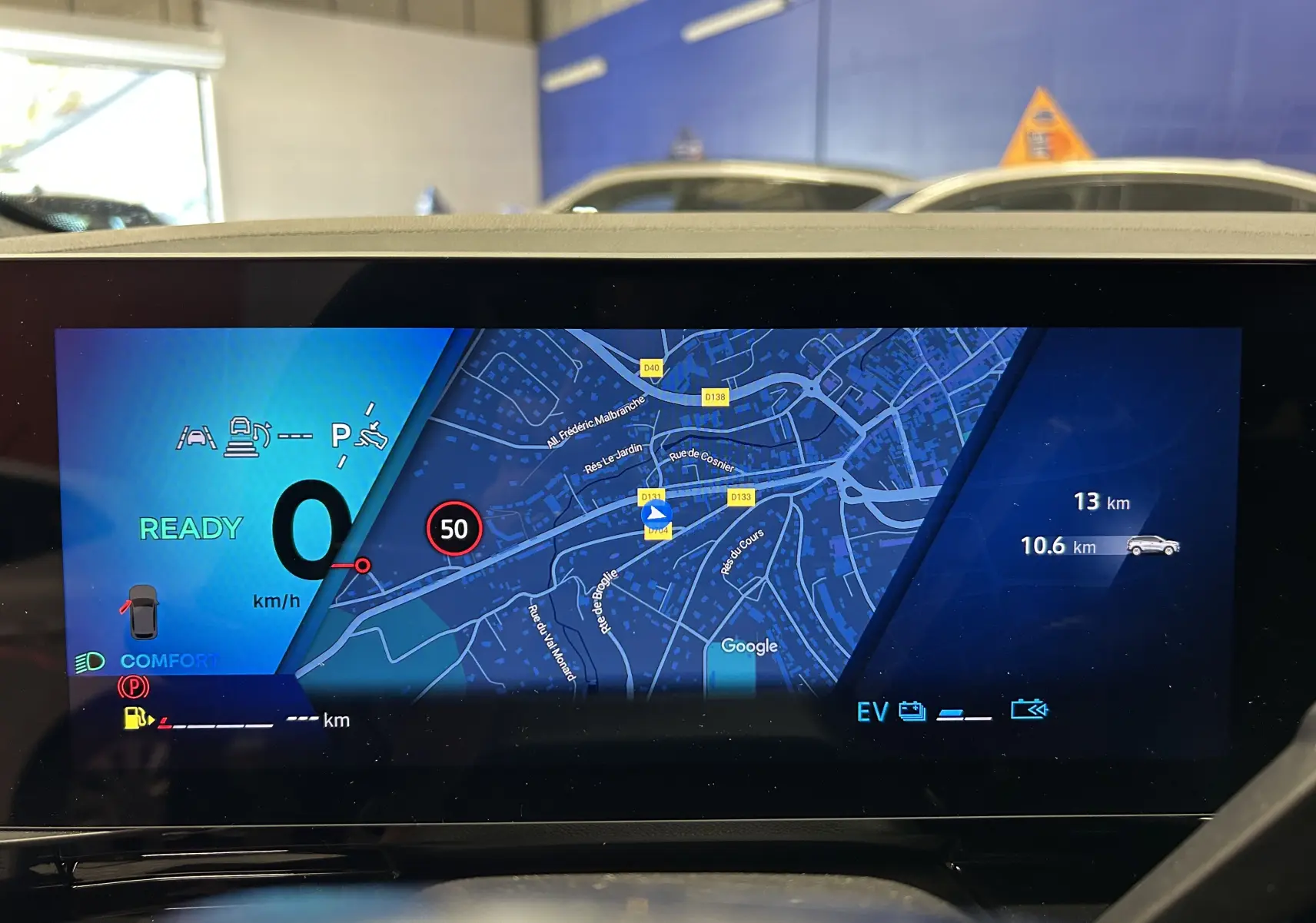 Tableau de bord numérique du Renault Austral Ph.2 E-TECH, affichant navigation et informations de conduite.