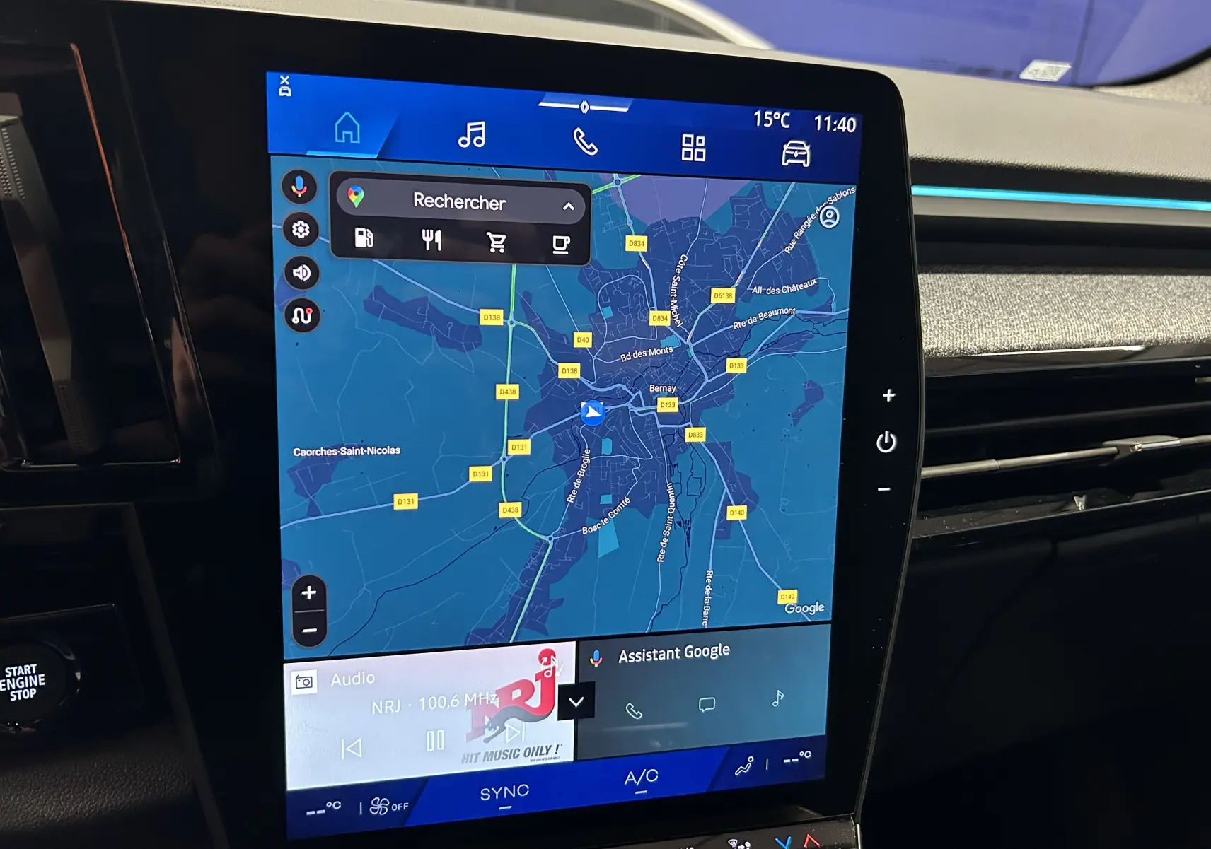 Écran tactile central du Renault Austral Ph.2 E-TECH affichant la navigation et les commandes multimédia, intérieur noir.