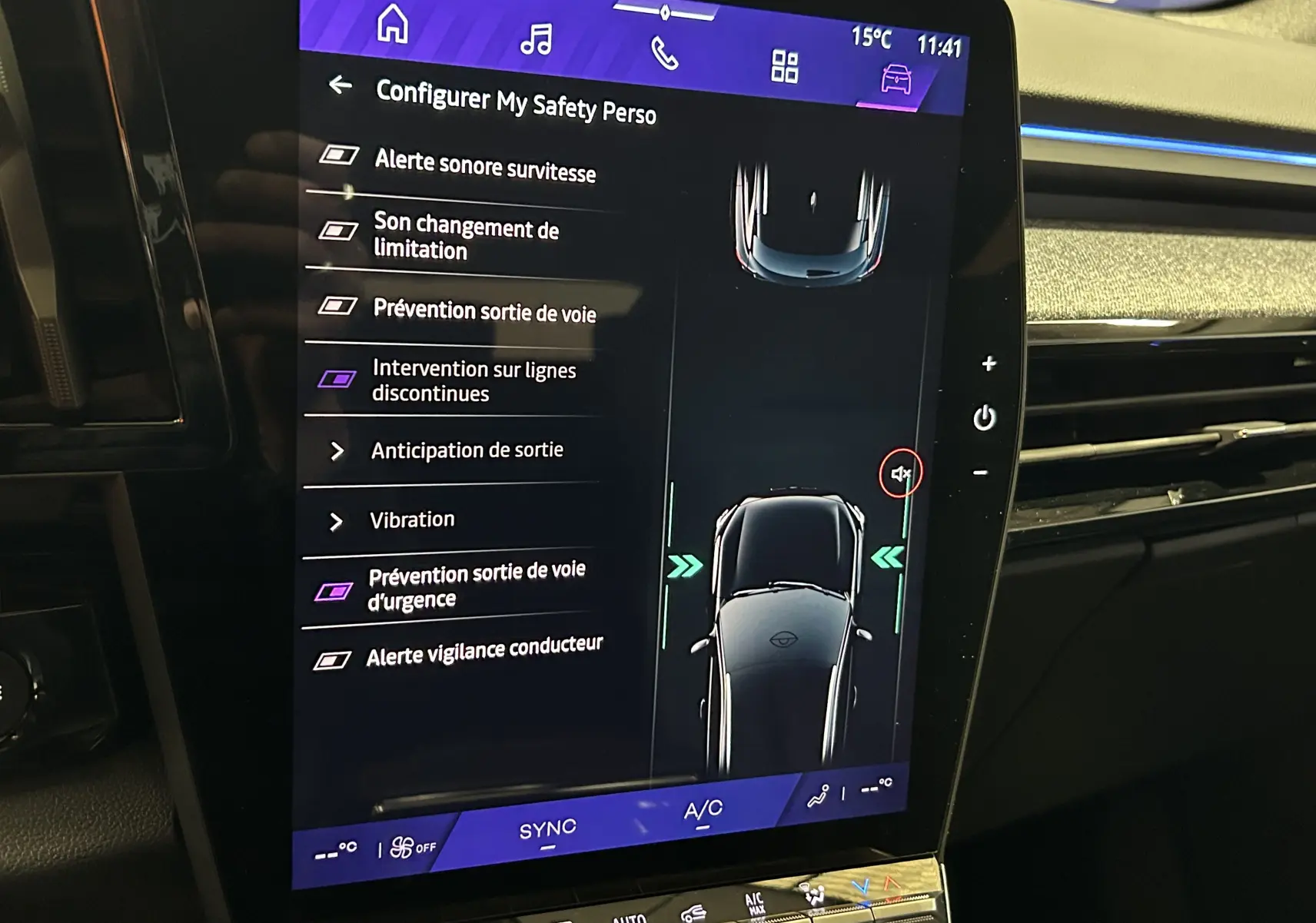 Écran tactile intérieur du Renault Austral Ph.2 E-TECH noir étoilé affichant les options d'aide à la conduite et sécurité.